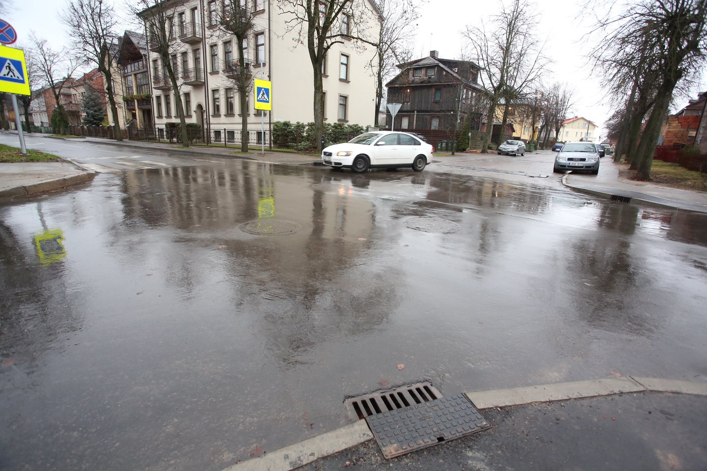 Kai stipriai lyja, A.Mackevičiaus ir Telšių gatvių sankirtoje telkšo didelės balos.<br>M.Patašiaus nuotr.