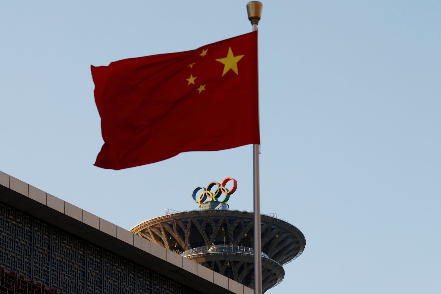 Vis daugiau šalių tikina, kad gali boikotuoti Pekino olimpiadą.