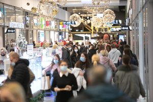 Akcijos į prekybos centrus atviliojo būrius pirkėjų: saugumo reikalavimų laikosi retas