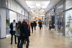 COVID-19 serganti pora iš Panevėžio spjovė į izoliaciją, bet policija juos netikėtai patikrino 