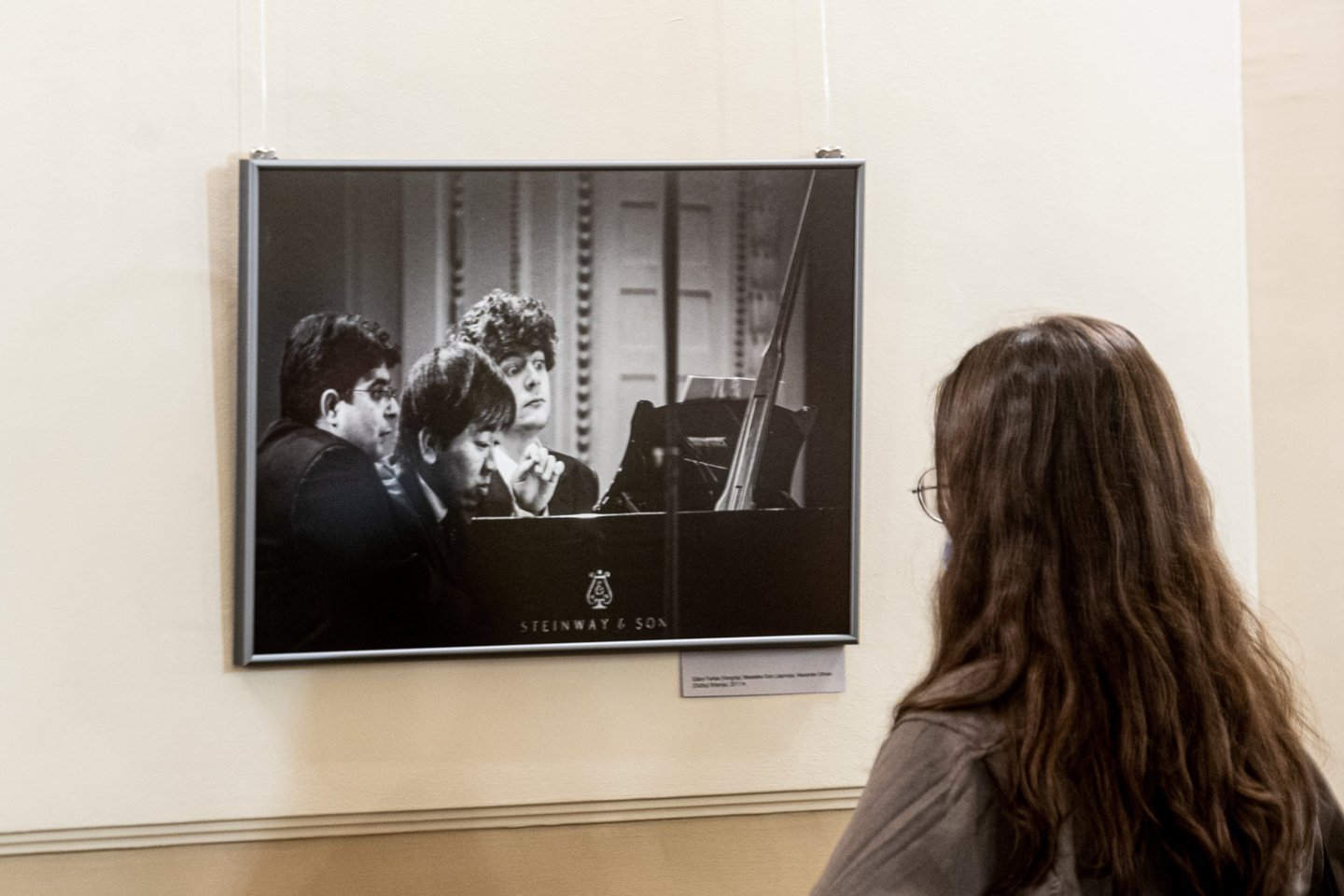 Filharmonijos fojė eksponuojama D.Matvejevo fotografijų paroda atspindinti ryškias festivalio dešimtmečio akimirkas, nuotaikas, įspūdžius.<br> D.Matvejevo nuotr.