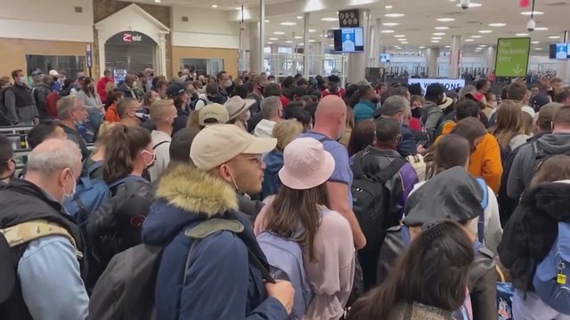 JAV oro uoste panika dėl atsitiktinai paleisto šūvio: keleiviai pradėjo slėptis, puolė bėgti į lauką