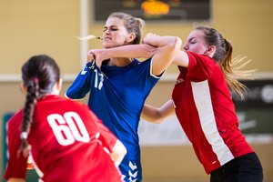 Moterų rankinio lygoje įtemptas Vilniaus klubų mūšis ir pirmoji „Molėtų“ pergalė