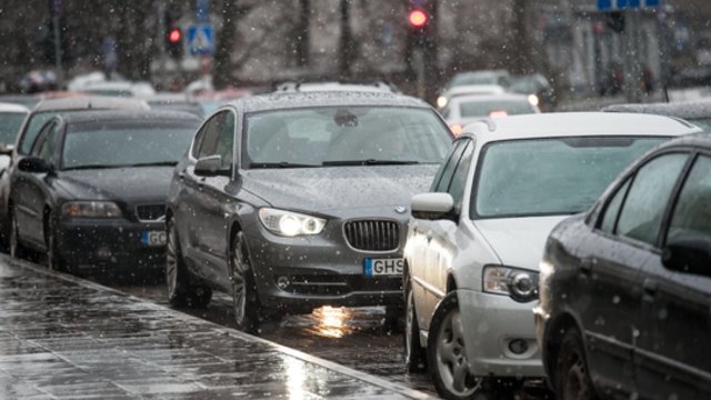 Orai dar labiau atšals: temperatūrai krentant, daug kur pasirodys pavojingas plikledis