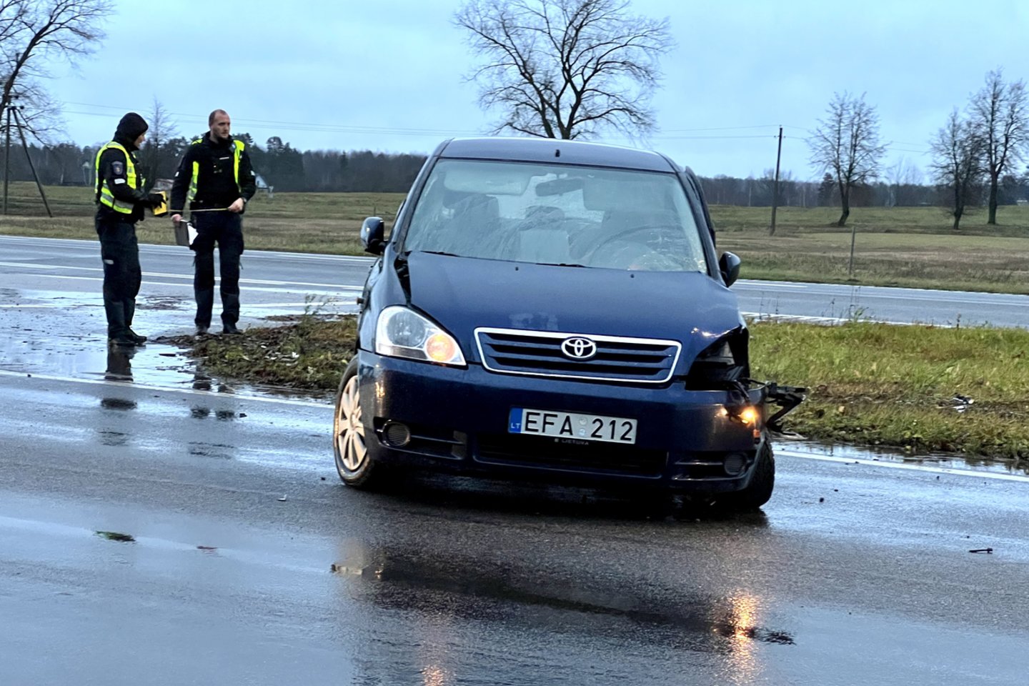 Lietingą sekmadienio popietę netoli Ukmergės susidūrė du automobiliai.<br> V. Ščiavinsko nuotr.
