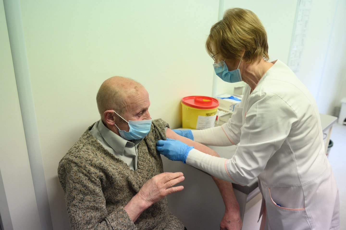 Lietuvoje dėl COVID-19 vakcinų šalutinio poveikio iš viso gauta virš 6 tūkst. pranešimų: po trečio skiepo – apie 600.<br>V.Skaraičio nuotr.