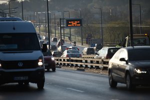 Vietomis keliai itin slidūs: ragina atsižvelgti į situaciją, o ne maksimalų leistiną greitį