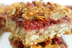 Avižinis trupiniuotis su braškių džemu: sveikuoliška pyrago versija