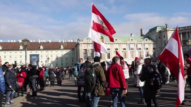Austrijoje vėl įsigalioja griežtas karantinas: gatvėse – dešimttūkstantinės protestuotojų minios