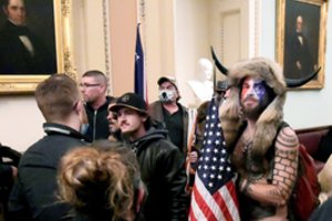 JAV pakliuvo į kasmetinį „blogėjančių“ demokratijų sąrašą