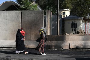  Talibanas nurodė Afganistano TV kanalams neberodyti laidų, kuriuose vaidmenis atlieka moterys