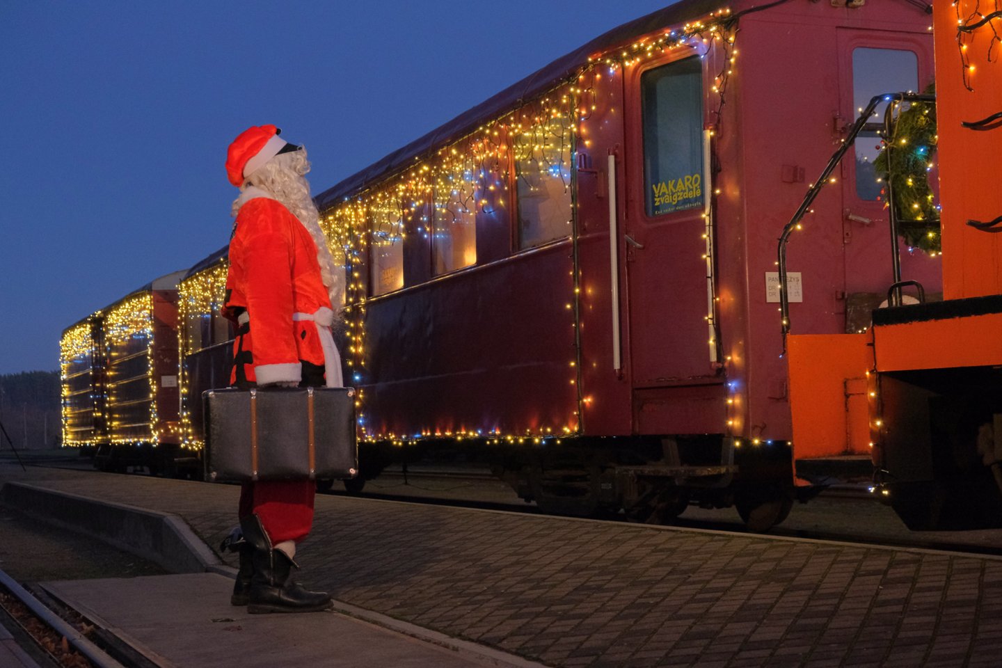 VšĮ „Aukštaitijos siaurasis geležinkelis“ pirmą kartą Lietuvoje kviečia visus sukurti Kalėdinę dvasią sau ir savo artimiesiems, keliaujant pas Kalėdų senelį Kalėdiniu siauruku.<br>Pranešėjų spaudai nuotr.