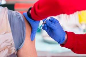 Privalomą skiepijimą siūloma įvesti slaugos, švietimo, medicinos darbuotojams