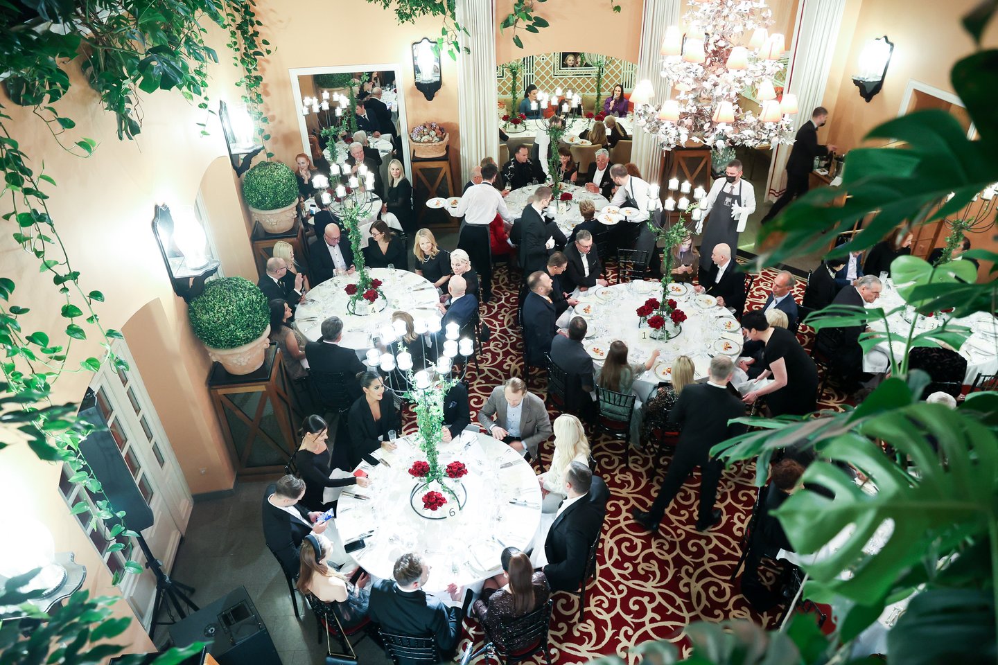  Sostinės „Stiklių“ restorane tradiciškai iškilmingai paskelbta 2021-ųjų Lietuvos metų moteris. <br> V.Skaraičio ir T.Bauro nuotr.