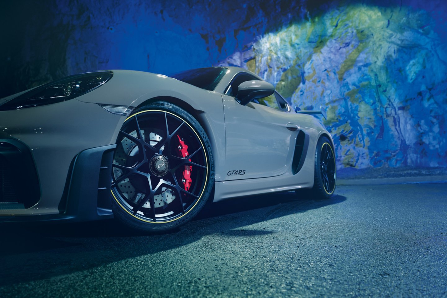 Los Andželo automobilių parodoje „Porsche“ toliau demonstruoja savo arsenalą – pasauliui pristatytas 718 modelių šeimos flagmanas – „718 Cayman GT4 RS“.<br>Pranešėjų spaudai nuotr.