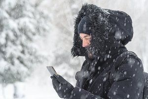Ką daryti, jei telefonas įkrito į sniegą? Ryžiai jo neišgelbės