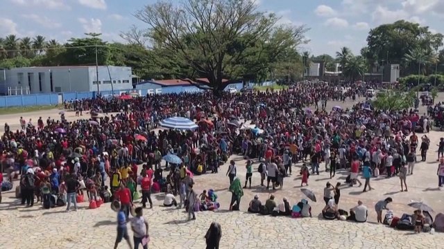 Meksikoje prie imigracijos biuro nusidriekė migrantų eilės: reikalauja humanitarinių vizų