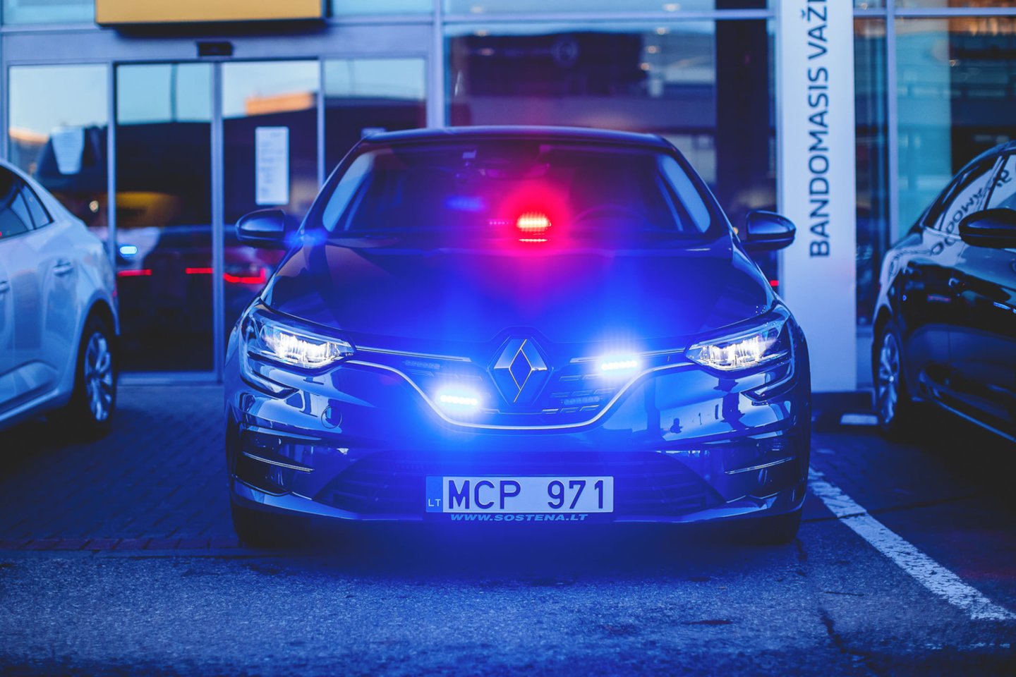 Policijos automobilių parką papildė 10 „Renault Megane“ nežymėtų automobilių.<br>Lietuvos policijos nuotr.