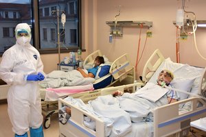 Lietuvoje fiksuoti 2015 naujų COVID-19 atvejų, užkratas pražudė dar 12 žmonių, 7 iš jų buvo nepasiskiepiję