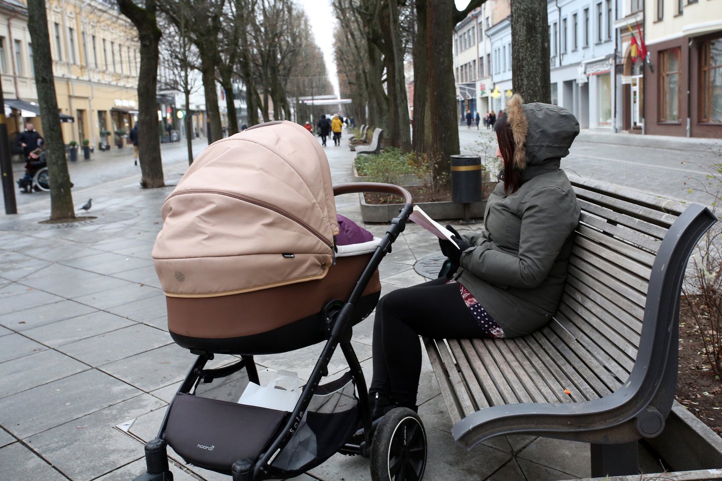 Lietuvos mokslininkai ištyrė, kad su vaiko priežiūra susijusios politikos priemonės neskatina lyčių lygybės ir šeimos bei darbo balanso.<br>M.Patašiaus nuotr.