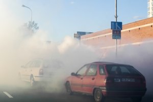 Vyriausybė pritarė automobilių taršos mokesčiui: įsigaliotų nuo 2023-ųjų, mokėtume kasmet