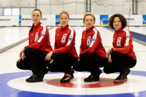 Trečiąją iš eilės pergalę iškovojusi Lietuvos moterų kerlingo rinktinė tęsia kovą dėl vietos pusfinalyje