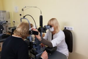 Daugėja apakti bebaigiančių pacientų: gelbsti operacijos lazeriu