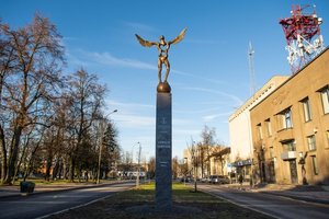 Skulptorius paaiškino, ką reiškia verslininkų miestui padovanota skulptūra „Verslo skrydis“