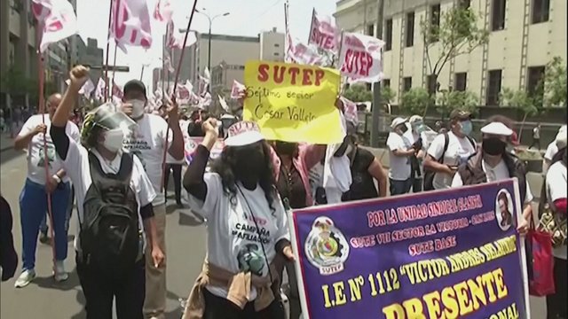 Peru mokytojai surengė protestą: ragina prezidentą laikytis pažadų dėl atlyginimų didinimo