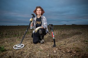 Naujokės sėkmė: paauglė metalo detektoriumi aptiko tūkstančių metų senumo istorinę vertybę