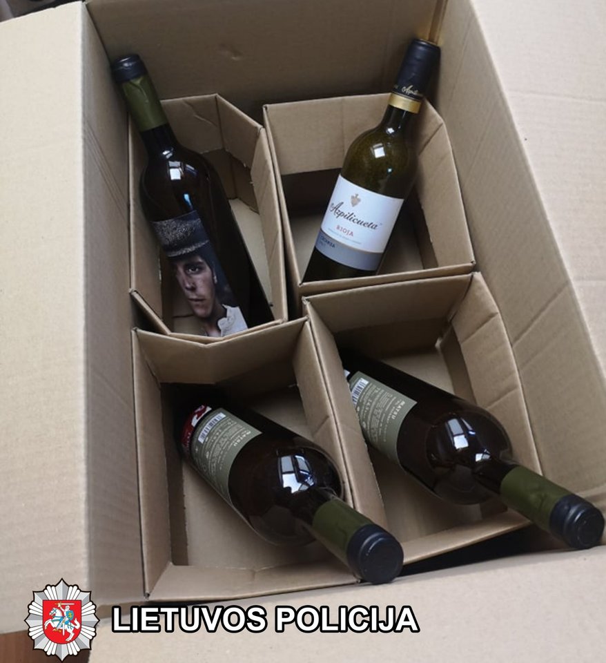  Marijampolės policija sučiupo kanapių siuntą, paslėptą vyno buteliuose.<br> Marijampolės apskrities VPK nuotr.