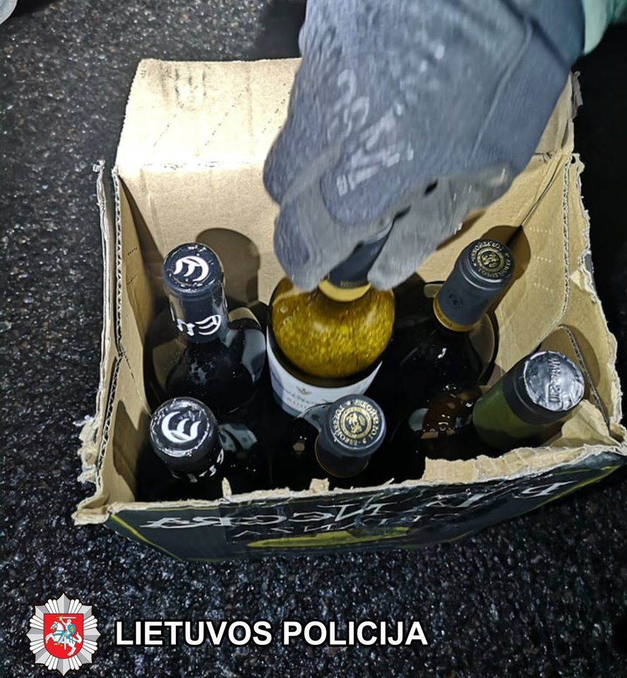  Marijampolės policija sučiupo kanapių siuntą, paslėptą vyno buteliuose.<br> Marijampolės apskrities VPK nuotr.