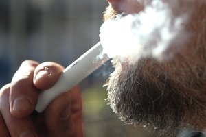 Vienkartinės elektroninės cigaretės kelia nerimą specialistams: sąvartynai sparčiai pildosi gamtai pavojingomis atliekomis 