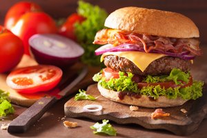 Įdomioji mėsainio istorija: net kelios versijos, kaip atsirado šis itin populiarus maistas