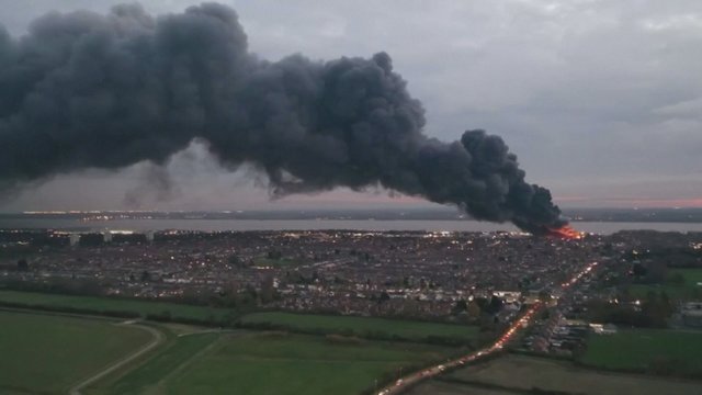 Vienoje Anglijos plastiko gamyklų kilo gaisras: evakuota dalis gyventojų, apie sužalojimus nepranešta