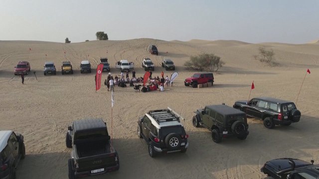 Atvėsus orams į Dubajų suskubo visureigių entuziastai: atidarė pramogų dykumoje sezoną