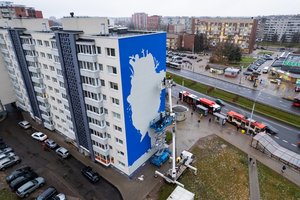 Ispanų menininkai ant Vilniaus devynaukščio tapo freską,  kurios herojai – žuvys ir kiti vandenyno gyventojai