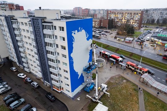 Ispanų menininkai ant Vilniaus devynaukščio tapo freską,  kurios herojai – žuvys ir kiti vandenyno gyventojai