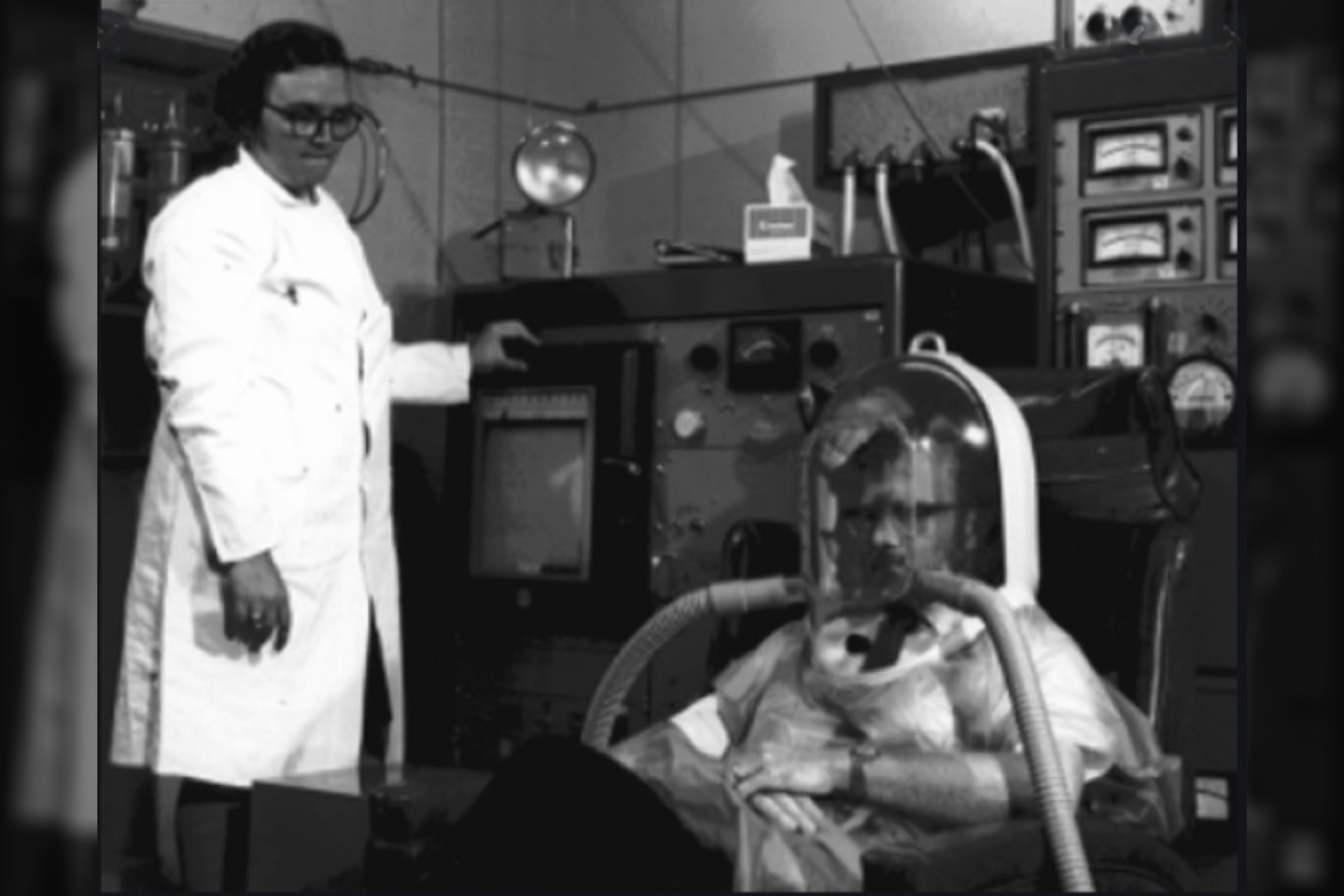  Neinformavęs vėžiu sirgusio A.Stevenso, buvęs Manheteno projekto gydytojas Josephas Gilbertas pacientui suleido du plutonio izotopus: Pu-238 ir Pu-239.<br>  Department of Energy nuotr.