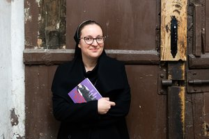 Socialiniuose tinkluose išgarsėjusi vienuolė V. Voidogaitė pristatė iš „Facebook“ įrašų gimusią savo knygą