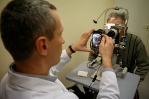 Akių operaciją galima gauti nemokamai: ką reikia žinoti