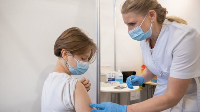 EVA patvirtino 5-11 metų vaikų skiepijimą „Comirnaty“ vakcina: į tai sureagavo Lietuvos ekspertai