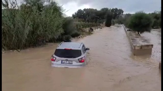 Maltoje siautėja liūtys: užfiksuoti potvynių nešami automobiliai, upeliais virtusios gatvės