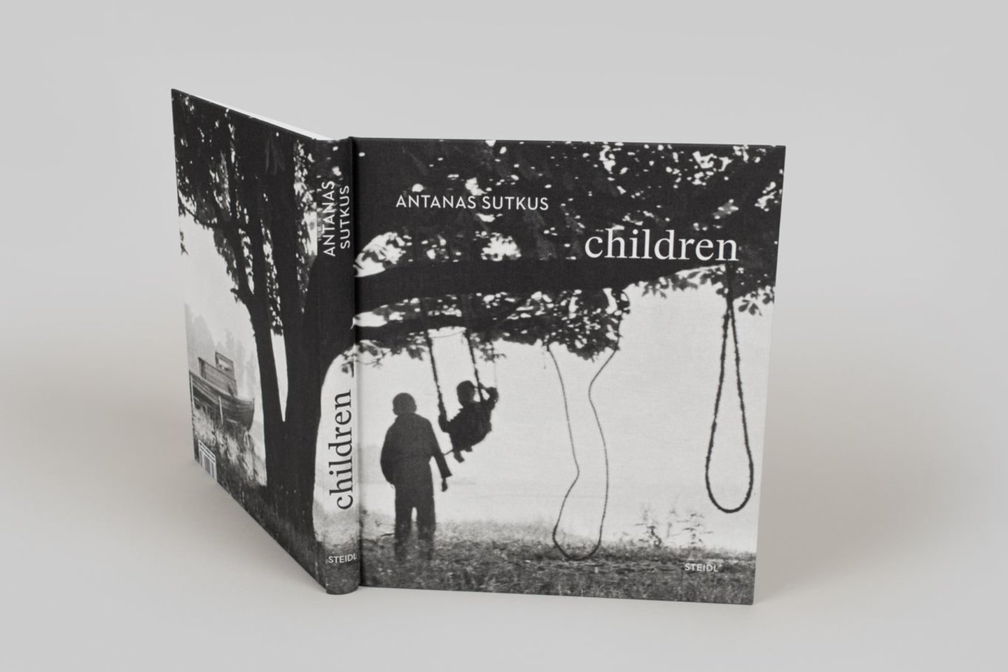 Vokietijos leidykla „Steidl“ išleido jau trečiąją Lietuvos fotomeno klasiko Antano Sutkaus fotografijų knygą. Šį kartą tai – „Children“ („Vaikystė“).<br>Leidėjų nuotr.