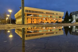Seimas ypatinga proga nušvito oranžine spalva