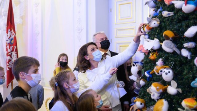 Prezidentūroje įžiebta Kalėdų eglė: prie žaisliukų kūrimo prisidėjo vaikai iš visos Lietuvos