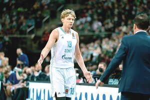 Po pertraukos byrėti pradėjusi „Zenit“ kapituliavo Atėnuose