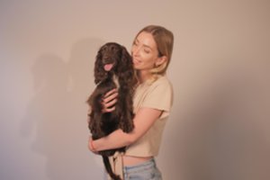 Žinomos moterys papasakojo apie savo augintinių išdaigas: kiaurai pragraužė dėžę, bėgo paskui automobilį