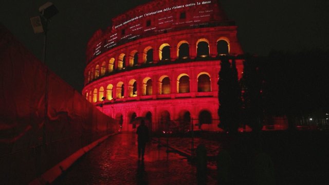 Italijoje raudonai apšviestas Romos Koliziejus: paminėta Tarptautinė kovos su smurtu prieš moteris diena