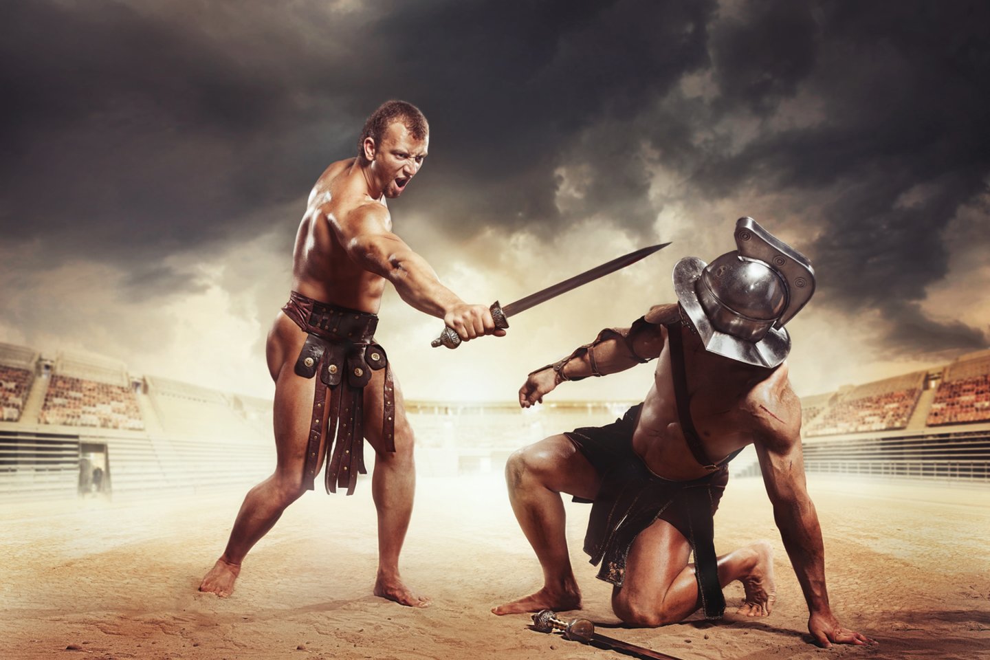  Jei gladiatorius būdavo sunkiai sužeidžiamas arba pasiduodamas numesdavo savo ginklą, jo likimas būdavo paliekamas žiūrovams.<br> 123rf iliustr.